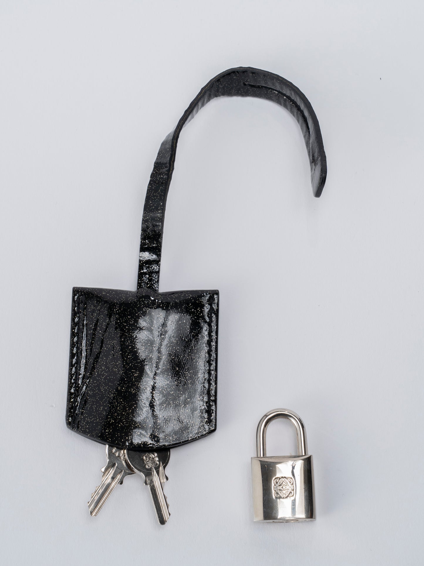 ロエベ アマソナ28 ハンドバッグ パテントレザー ブラック シルバー金具