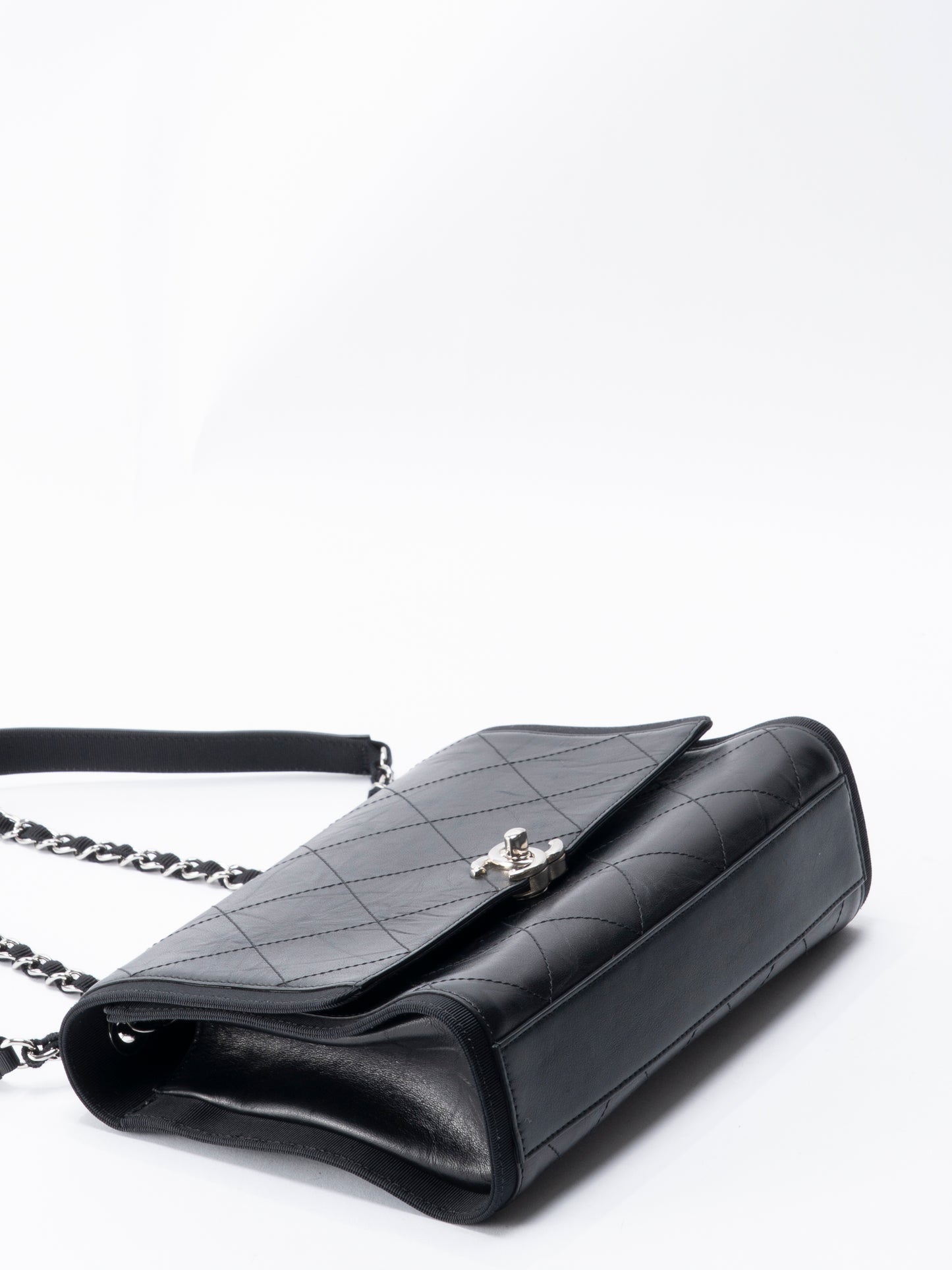 シャネル マトラッセ シングルフラップチェーンショルダーバッグ カーフスキン ブラック シルバー金具