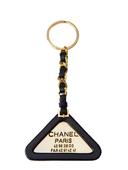 シャネル CHANEL ロゴ プレート 三角形 キーホルダー 金メッキ ゴールド