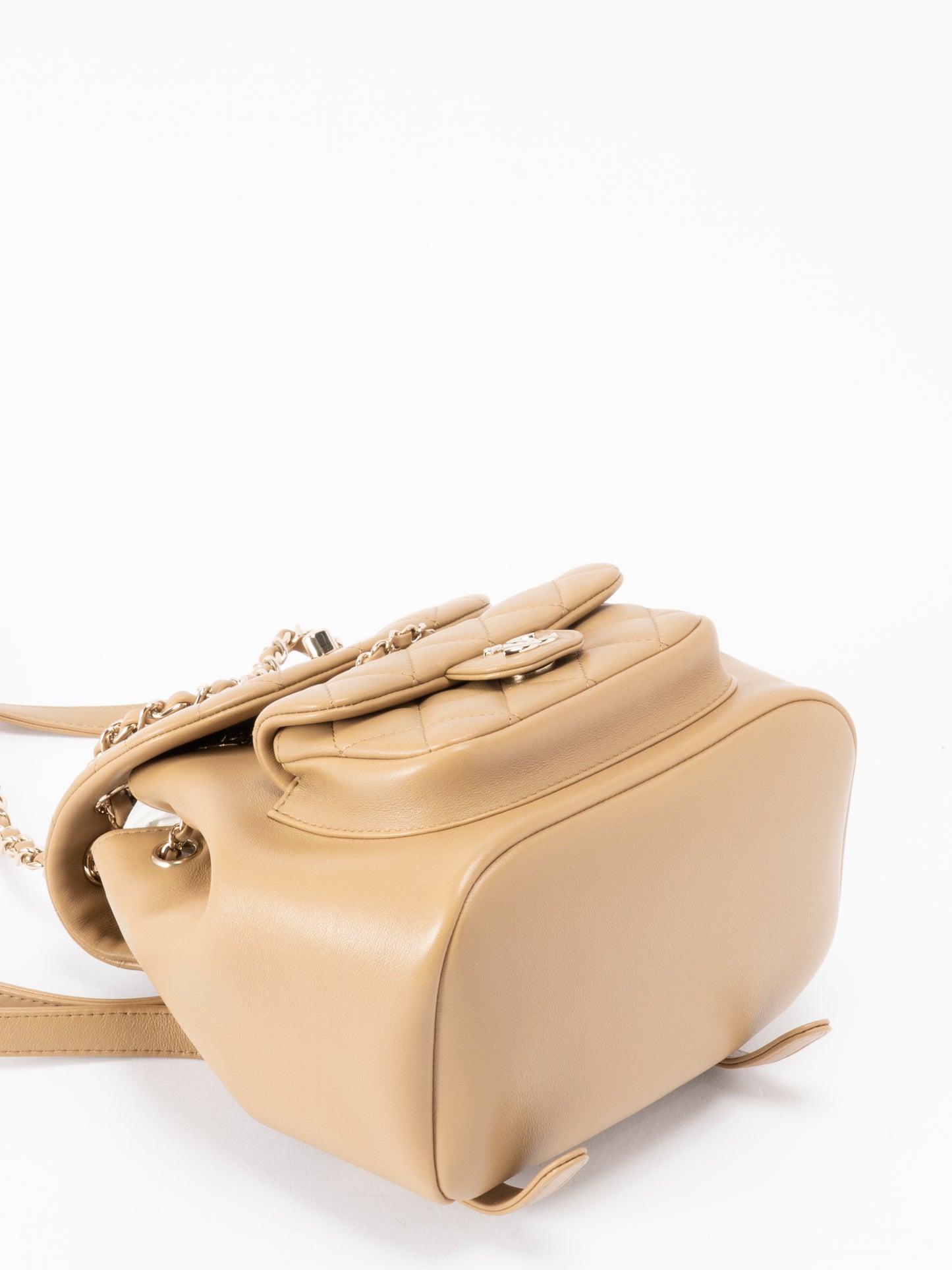 シャネル マトラッセ チェーンリュックサック シリアルプレート カーフスキン ベージュ ゴールド金具