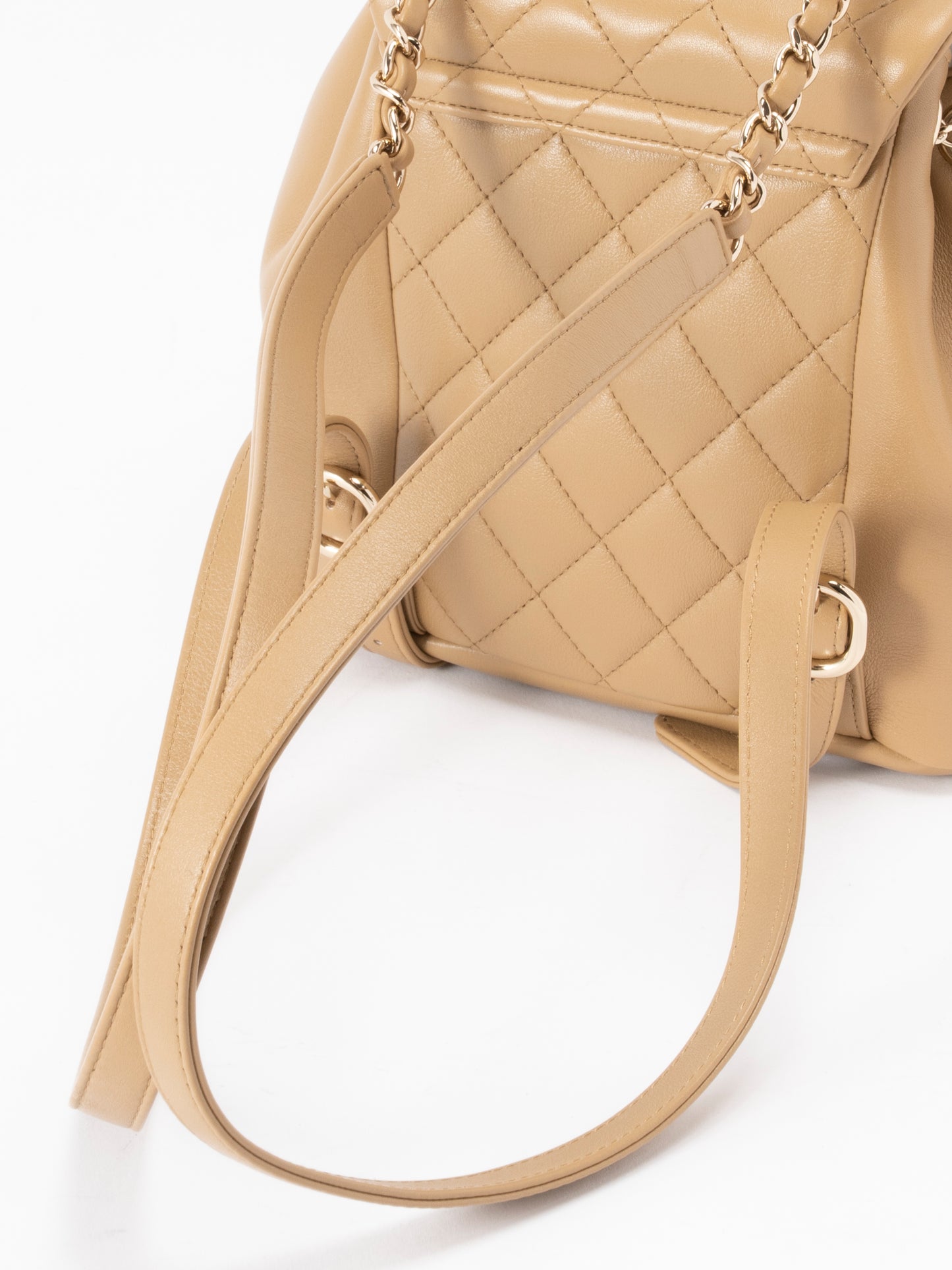 シャネル マトラッセ チェーンリュックサック シリアルプレート カーフスキン ベージュ ゴールド金具