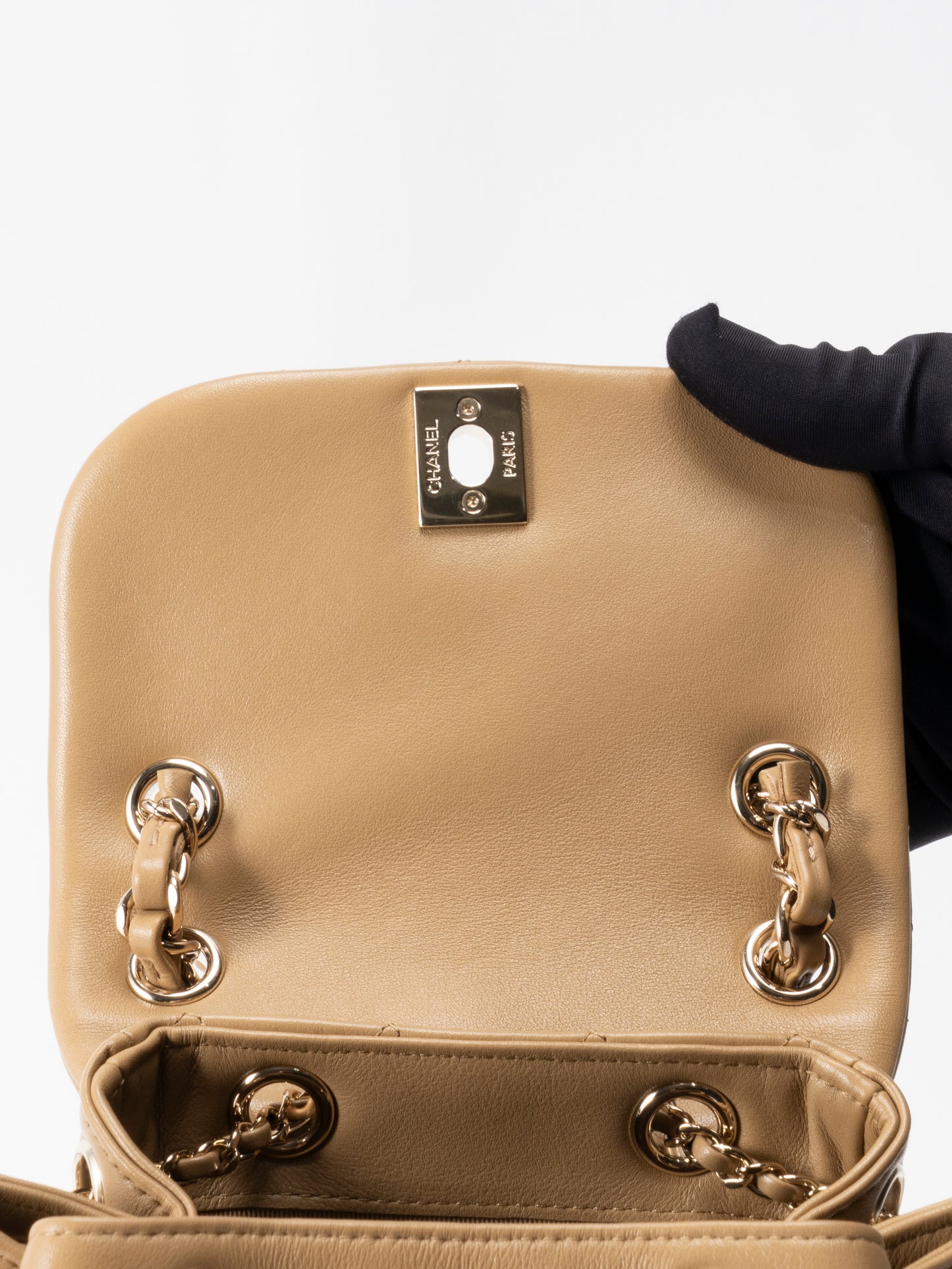 シャネル マトラッセ チェーンリュックサック シリアルプレート カーフスキン ベージュ ゴールド金具