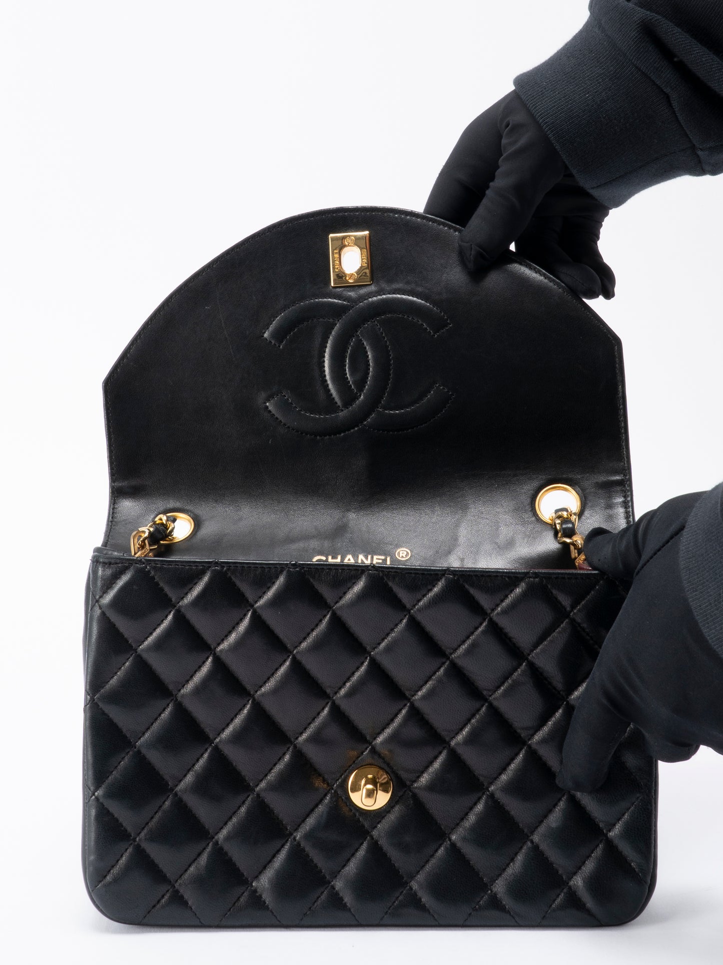 シャネル マトラッセ シングルフラップ チェーンショルダーバッグ ラムスキン ブラック ゴールド金具