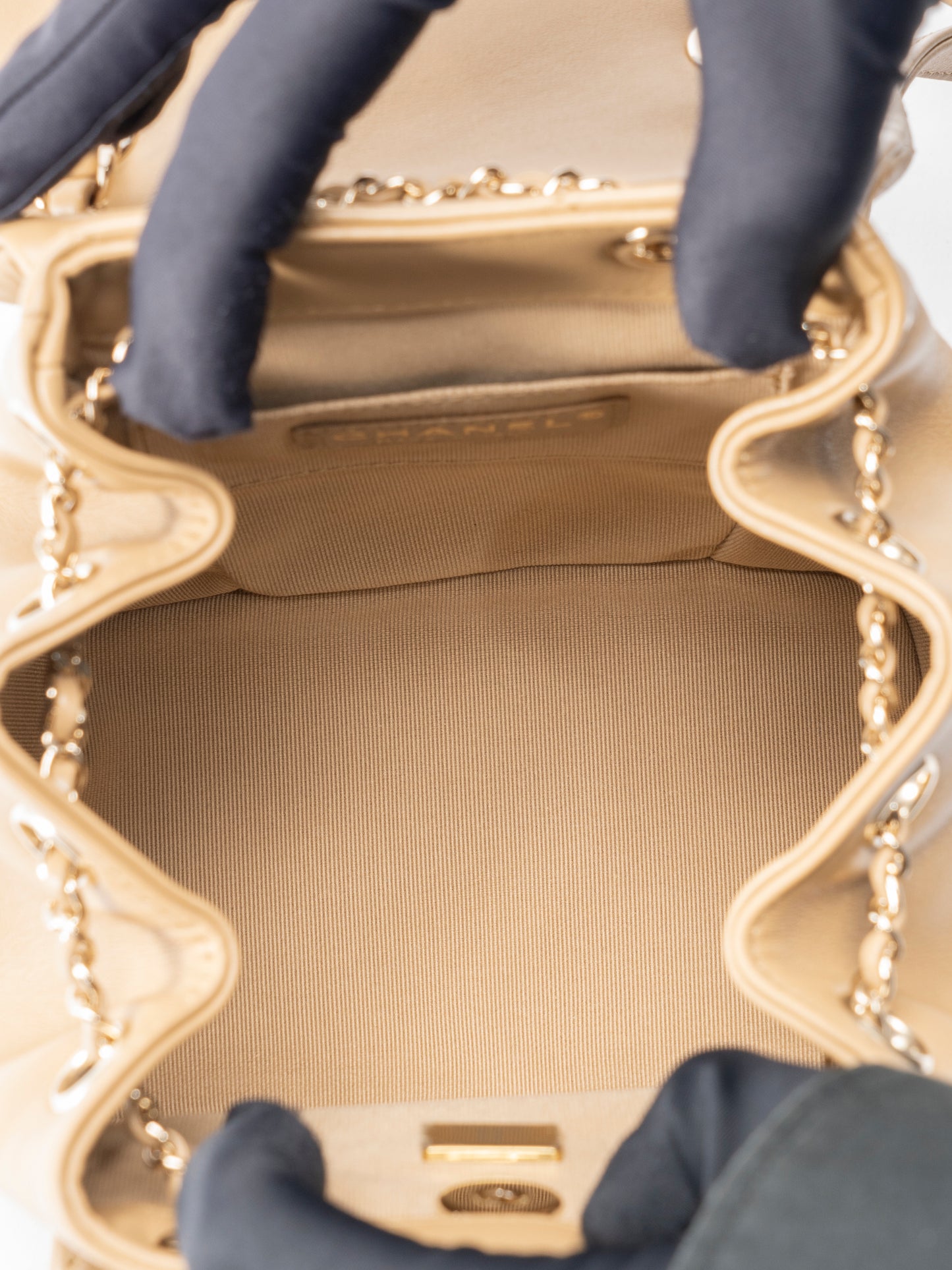 シャネル マトラッセ チェーンリュックサック シリアルプレート カーフスキン ベージュ ゴールド金具