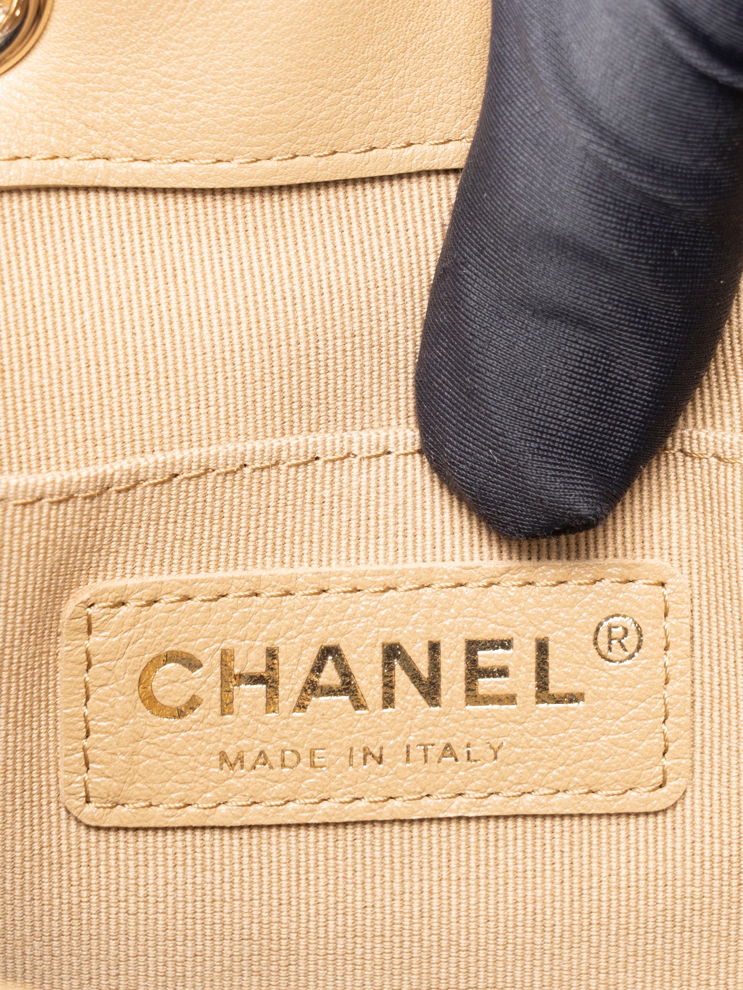 シャネル マトラッセ チェーンリュックサック シリアルプレート カーフスキン ベージュ ゴールド金具