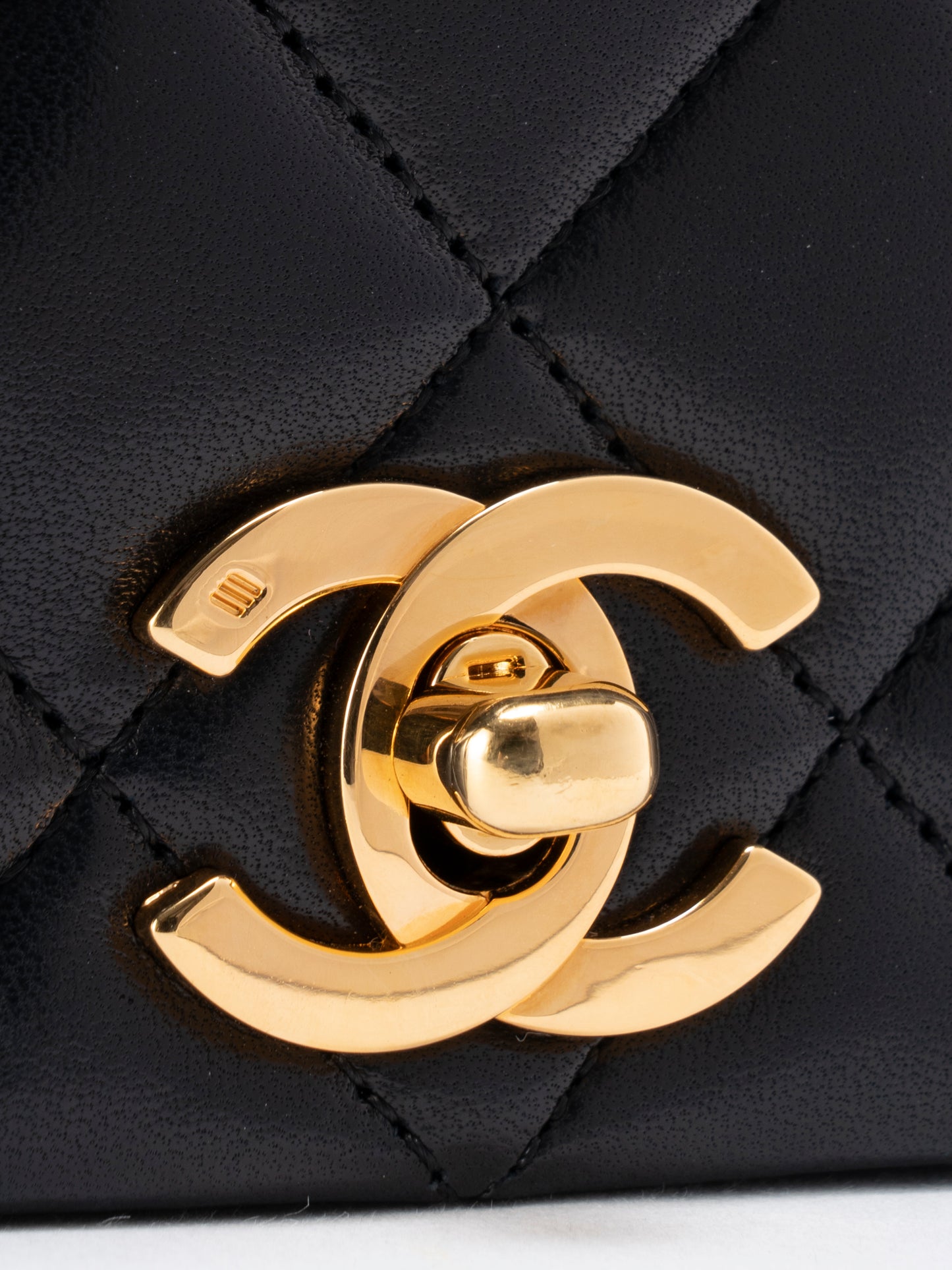 シャネル マトラッセ フルフラップ チェーンショルダーバッグ ラムスキン ブラック ゴールド金具