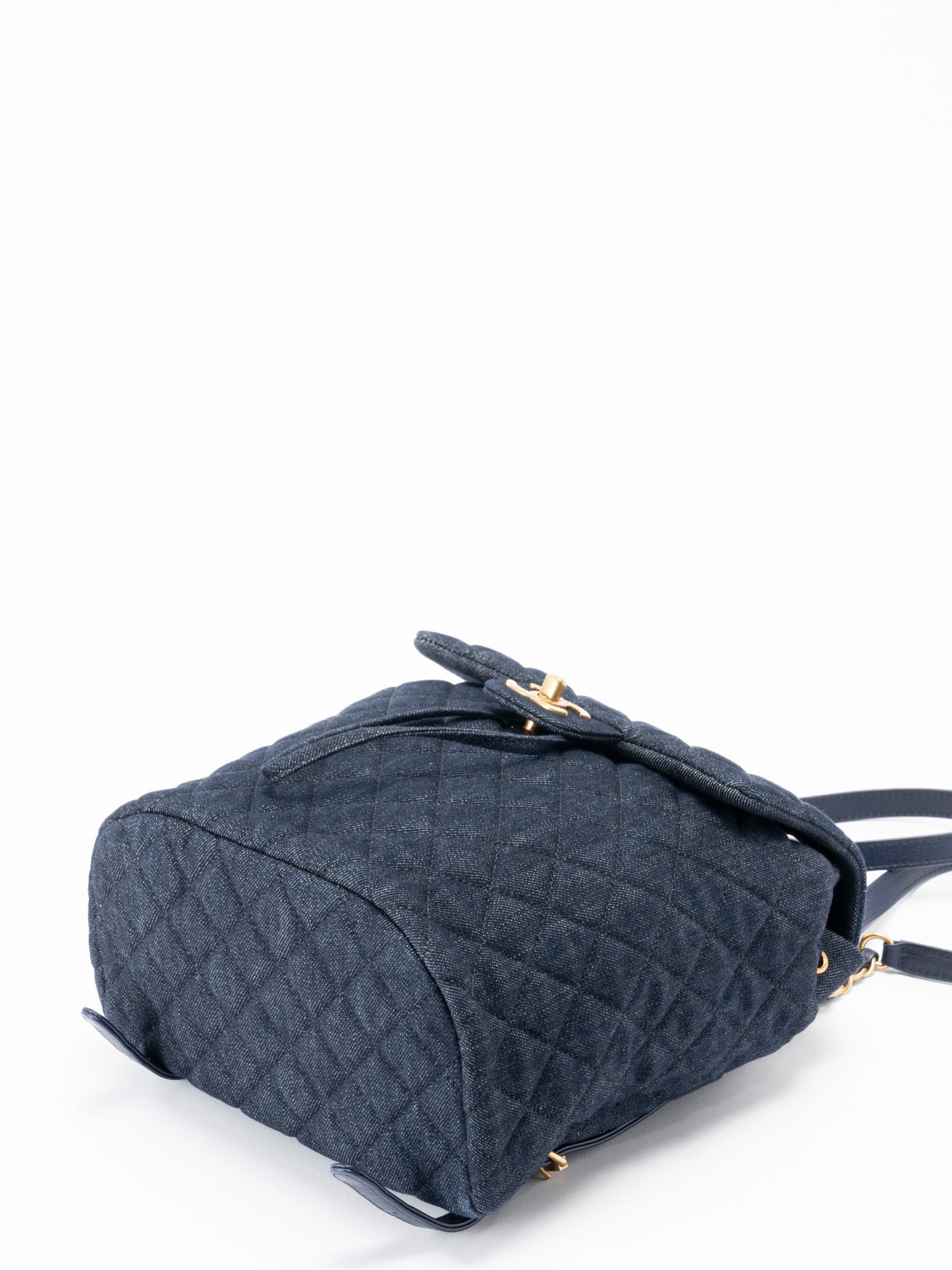 シャネル マトラッセ チェーンリュックサック デニム ネイビー ゴールド金具