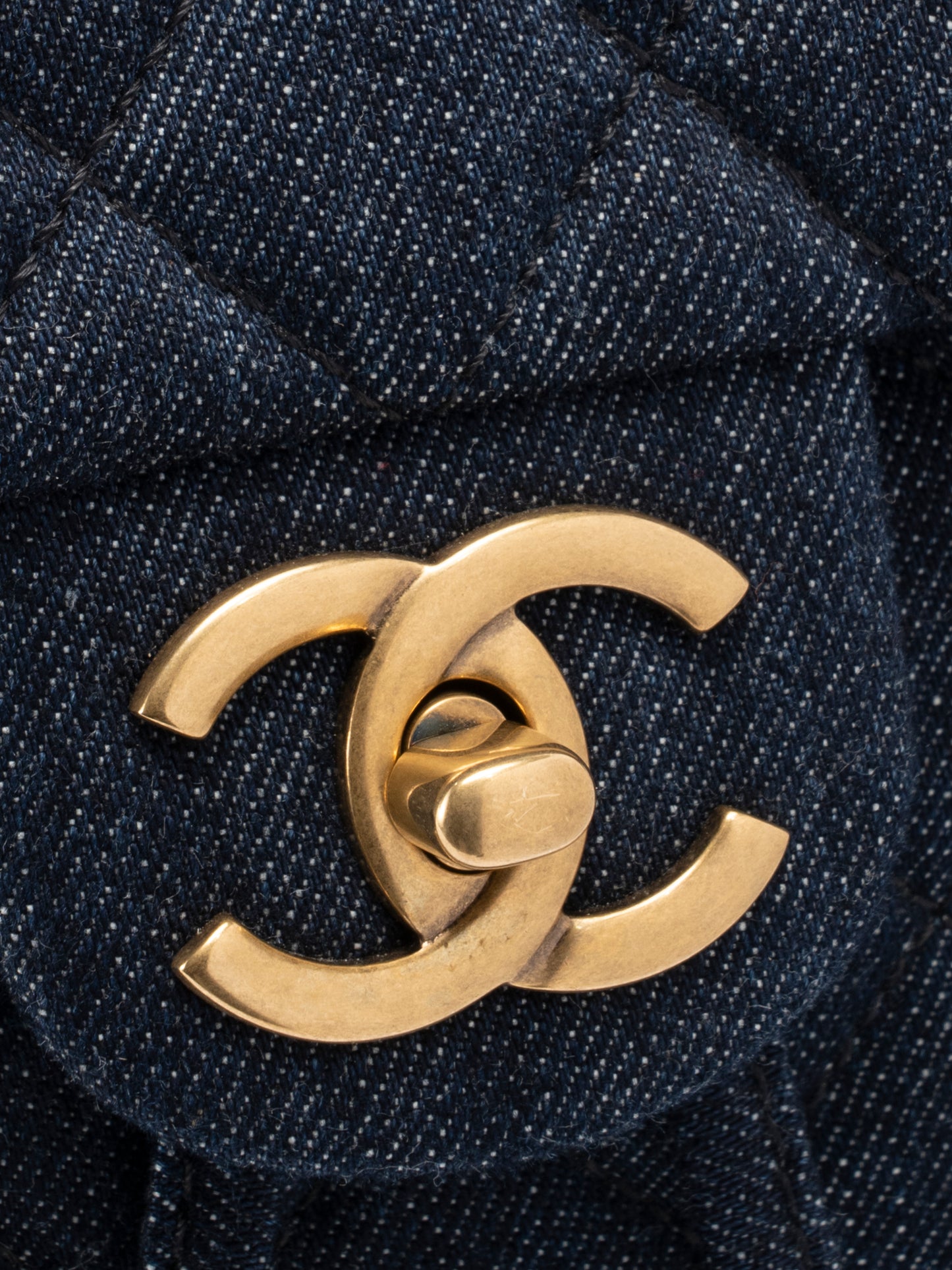 シャネル マトラッセ チェーンリュックサック デニム ネイビー ゴールド金具