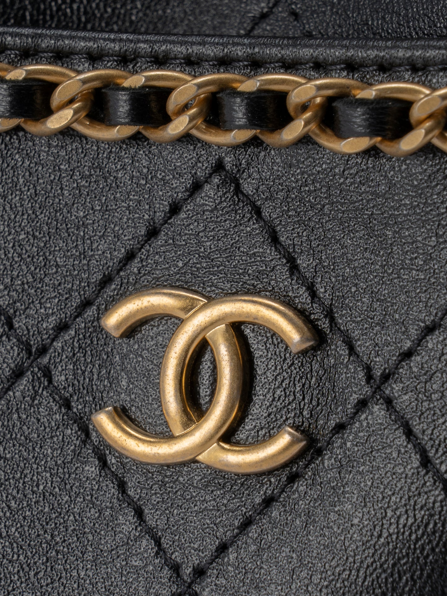 シャネル マトラッセ ランダムシリアル ミニ チェーンバゲットバッグ ラムスキン ブラック ゴールド金具