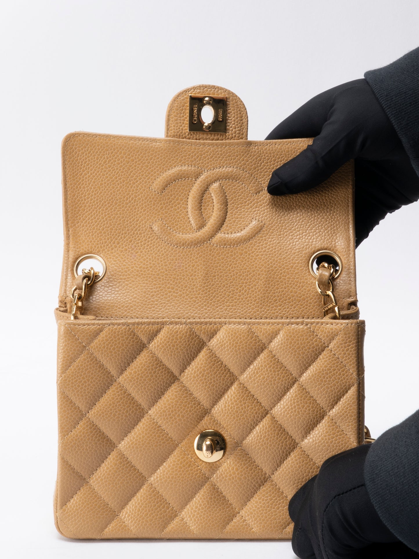 シャネル ミニマトラッセ17 チェーンショルダーバッグ キャビアスキン ベージュ ゴールド金具