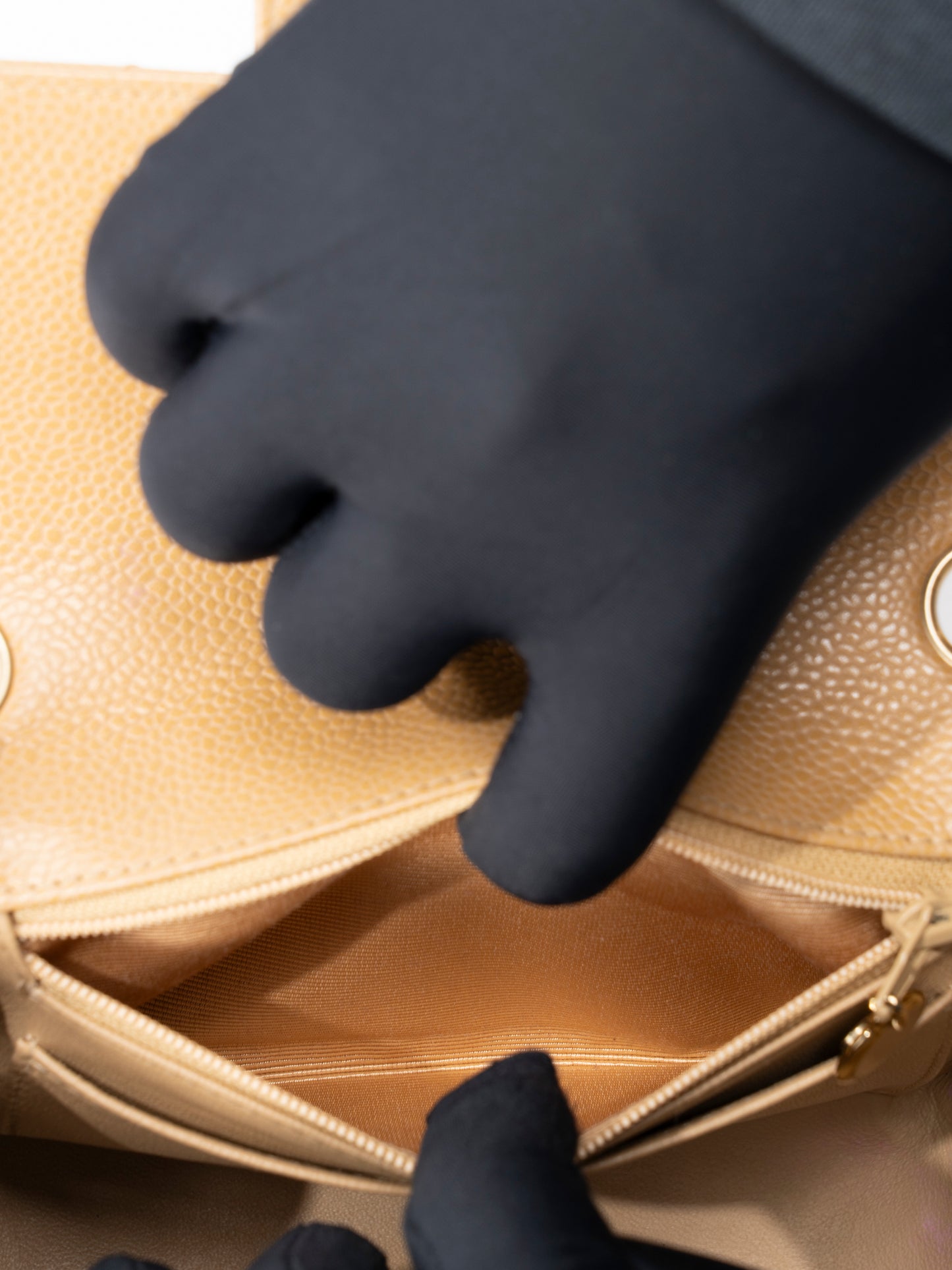 シャネル ミニマトラッセ17 チェーンショルダーバッグ キャビアスキン ベージュ ゴールド金具