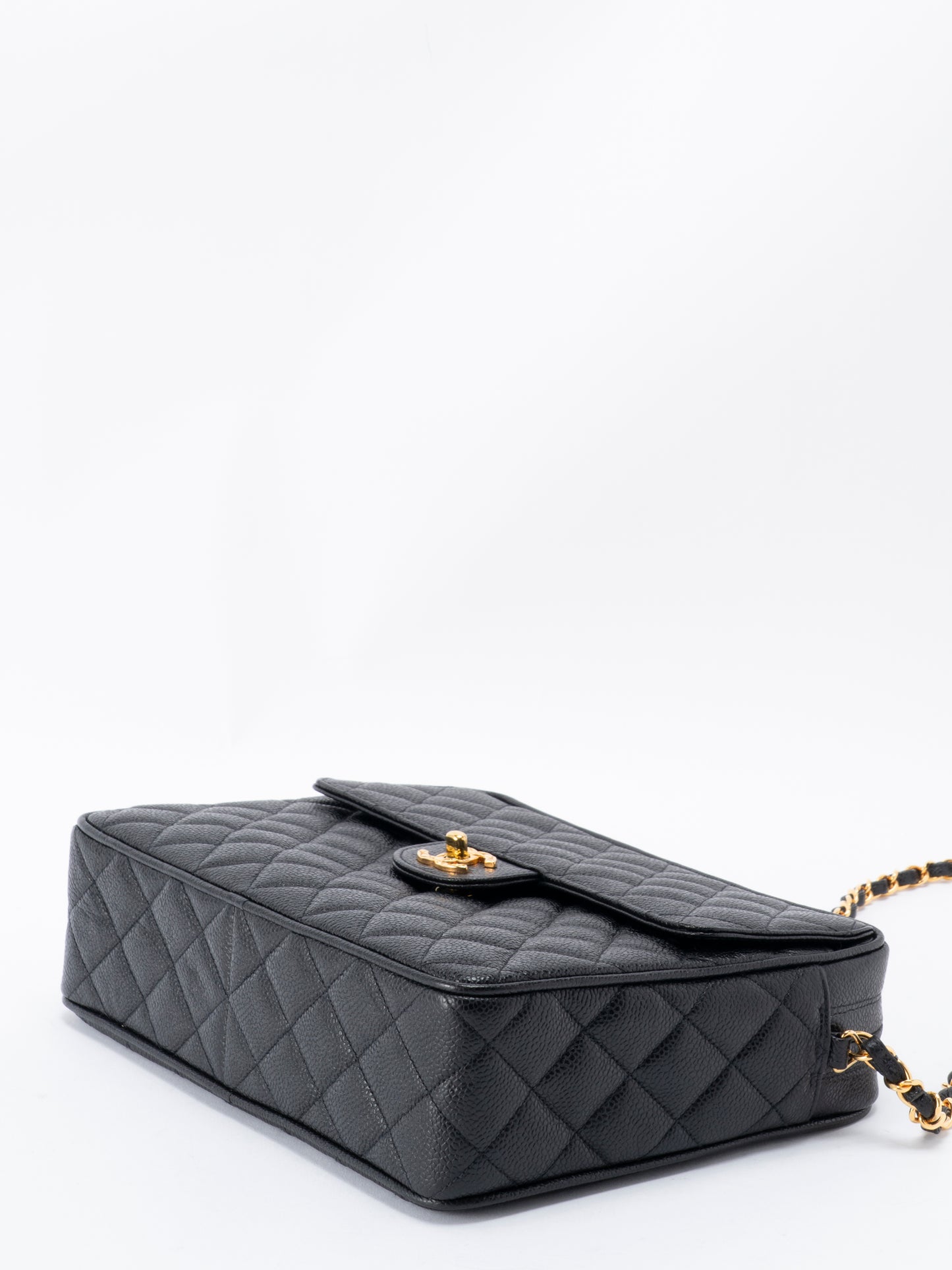 シャネル マトラッセ ターンロック チェーンカメラバッグ キャビアスキン ブラック ゴールド金具