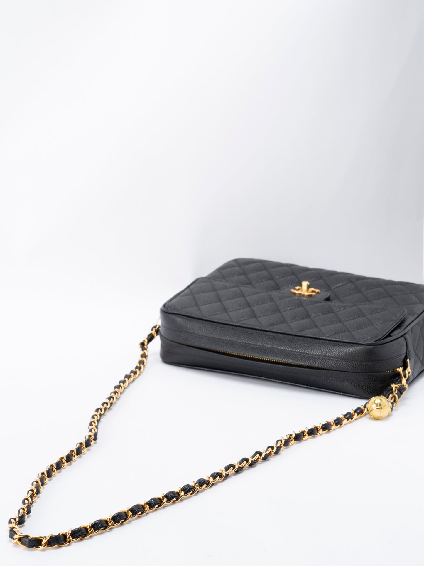 シャネル マトラッセ ターンロック チェーンカメラバッグ キャビアスキン ブラック ゴールド金具