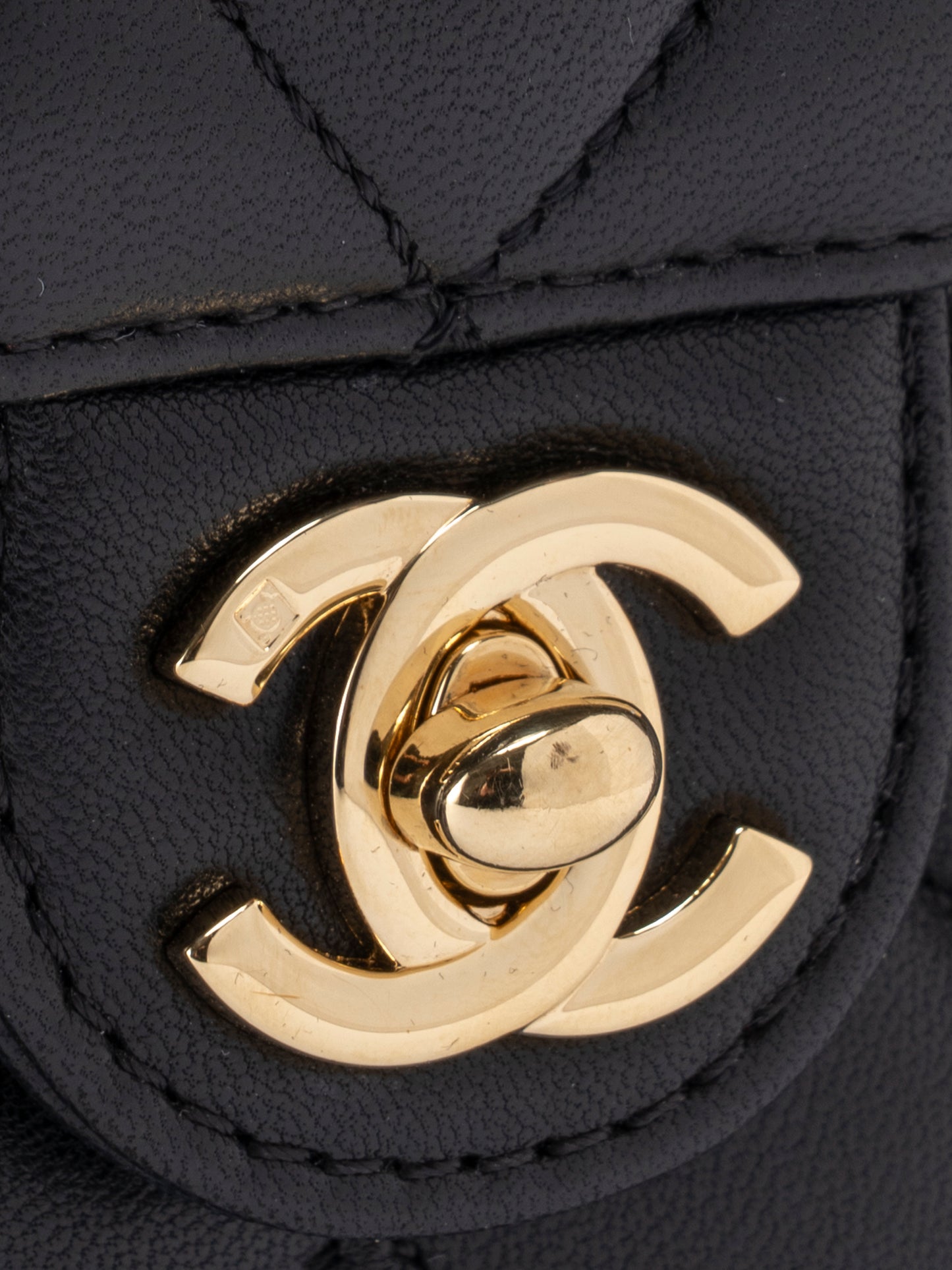 シャネル マトラッセ ターンロック シングルフラップ チェーンショルダーバッグ ラムスキン ブラック ゴールド金具