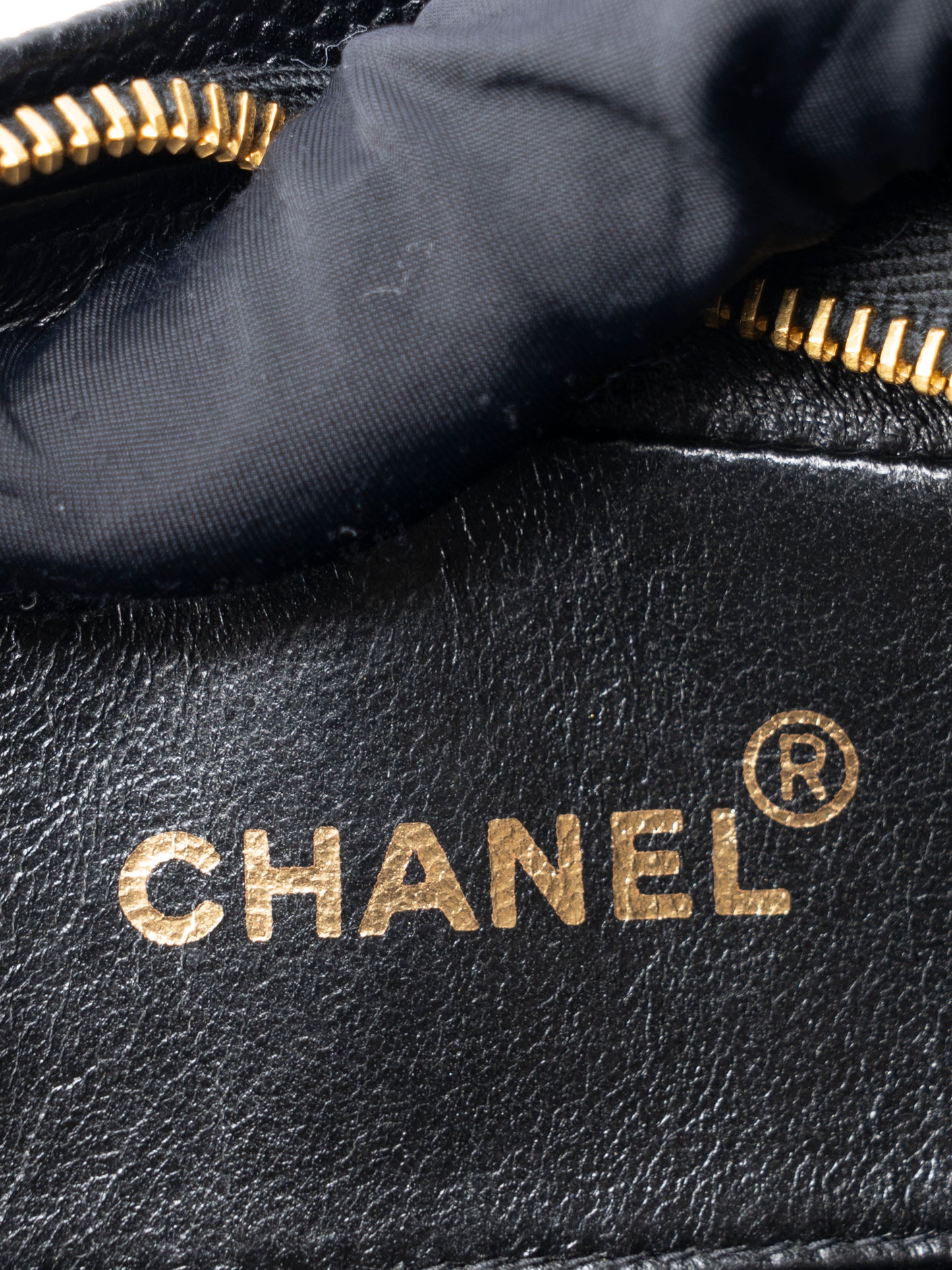 シャネル マトラッセ ターンロック チェーンカメラバッグ キャビアスキン ブラック ゴールド金具
