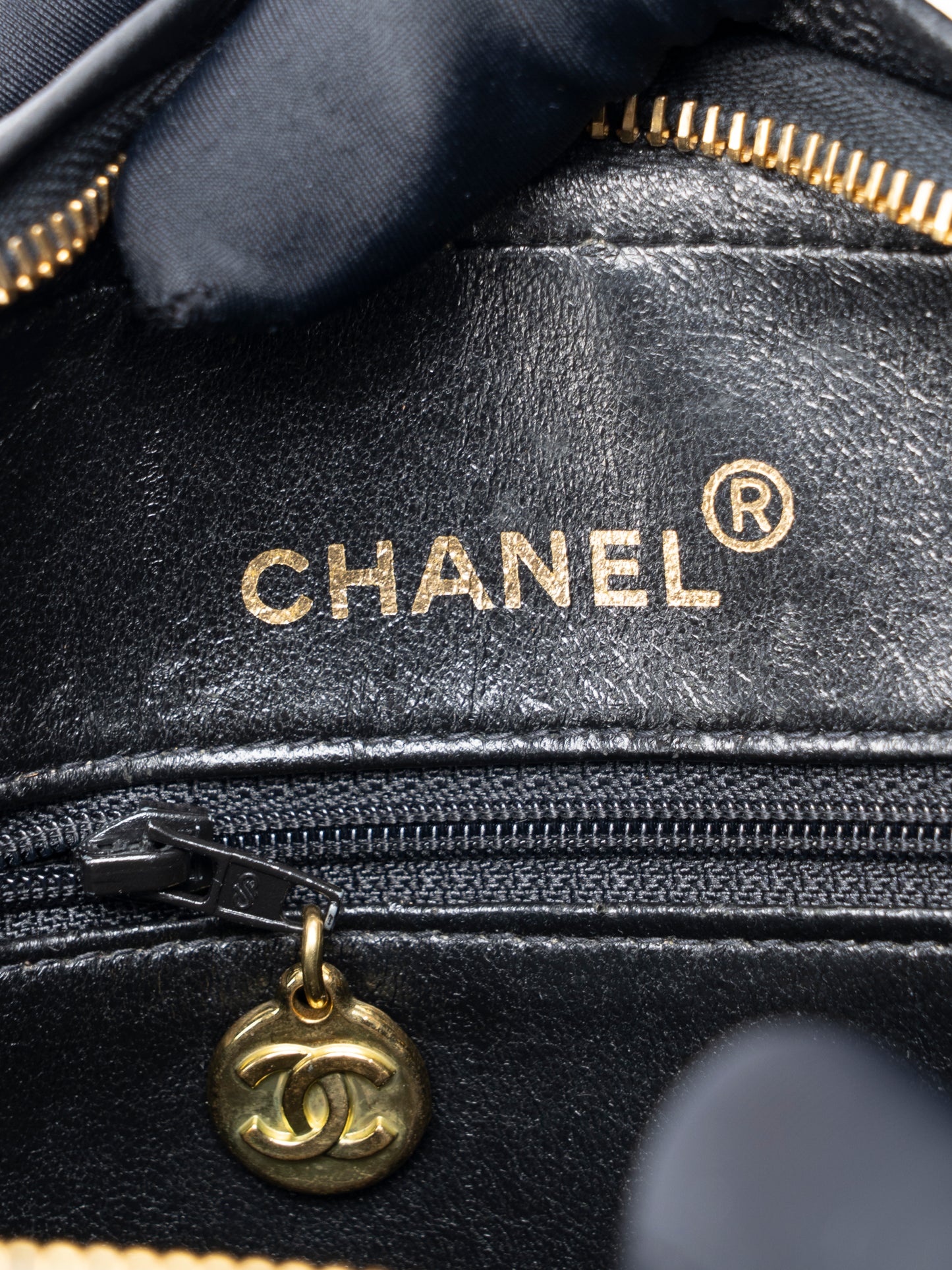 シャネル マドモアゼル チェーンカメラバッグ キャビアスキン ブラック ゴールド金具