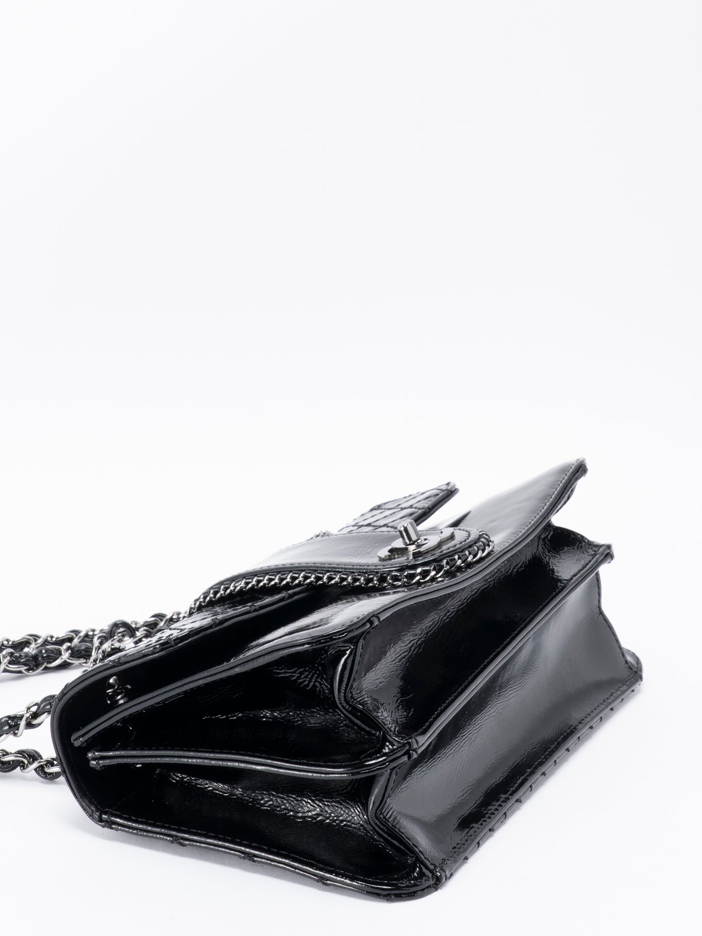 シャネル マトラッセ チェーンショルダーバッグ パテントレザー ブラック シルバー金具