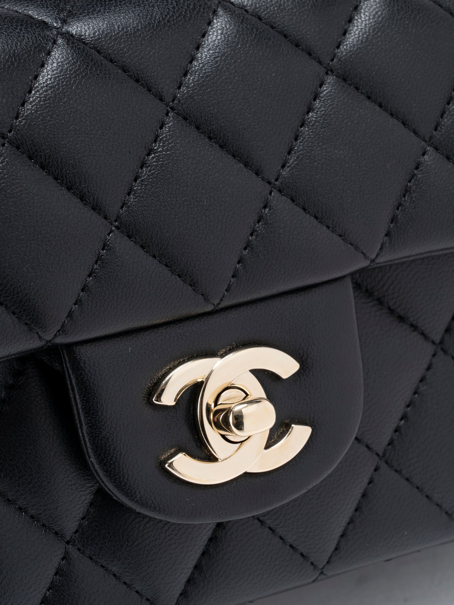 シャネル トップハンドル ミニフラップ シリアルプレート 2WAYショルダーバッグ ラムスキン ブラック ゴールド金具
