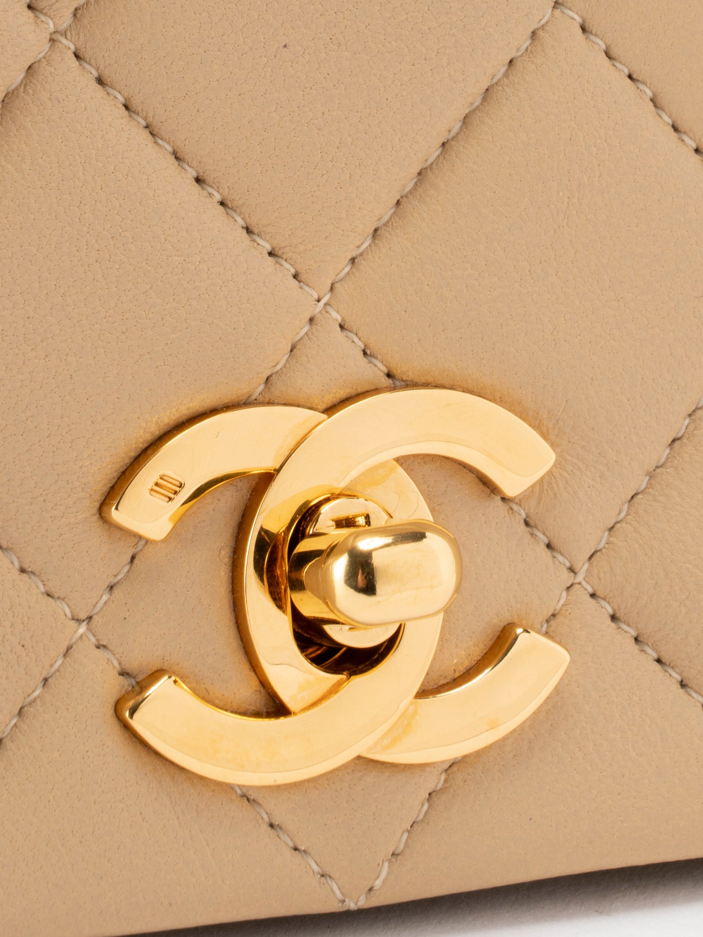 シャネル マトラッセ フルフラップ チェーンショルダーバッグ ラムスキン ベージュ ゴールド金具