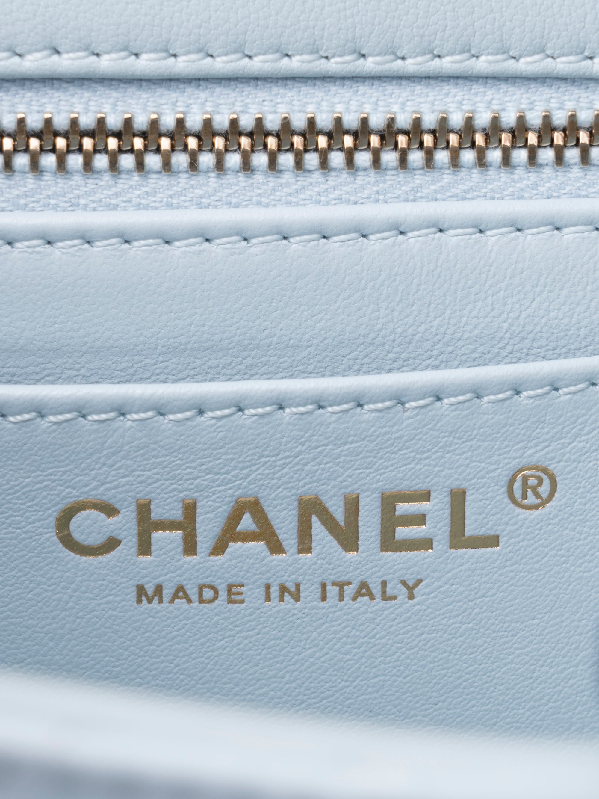 シャネル ミニマトラッセ17 シリアルプレート チェーンショルダーバッグ ラムスキン ライトブルー ゴールド金具