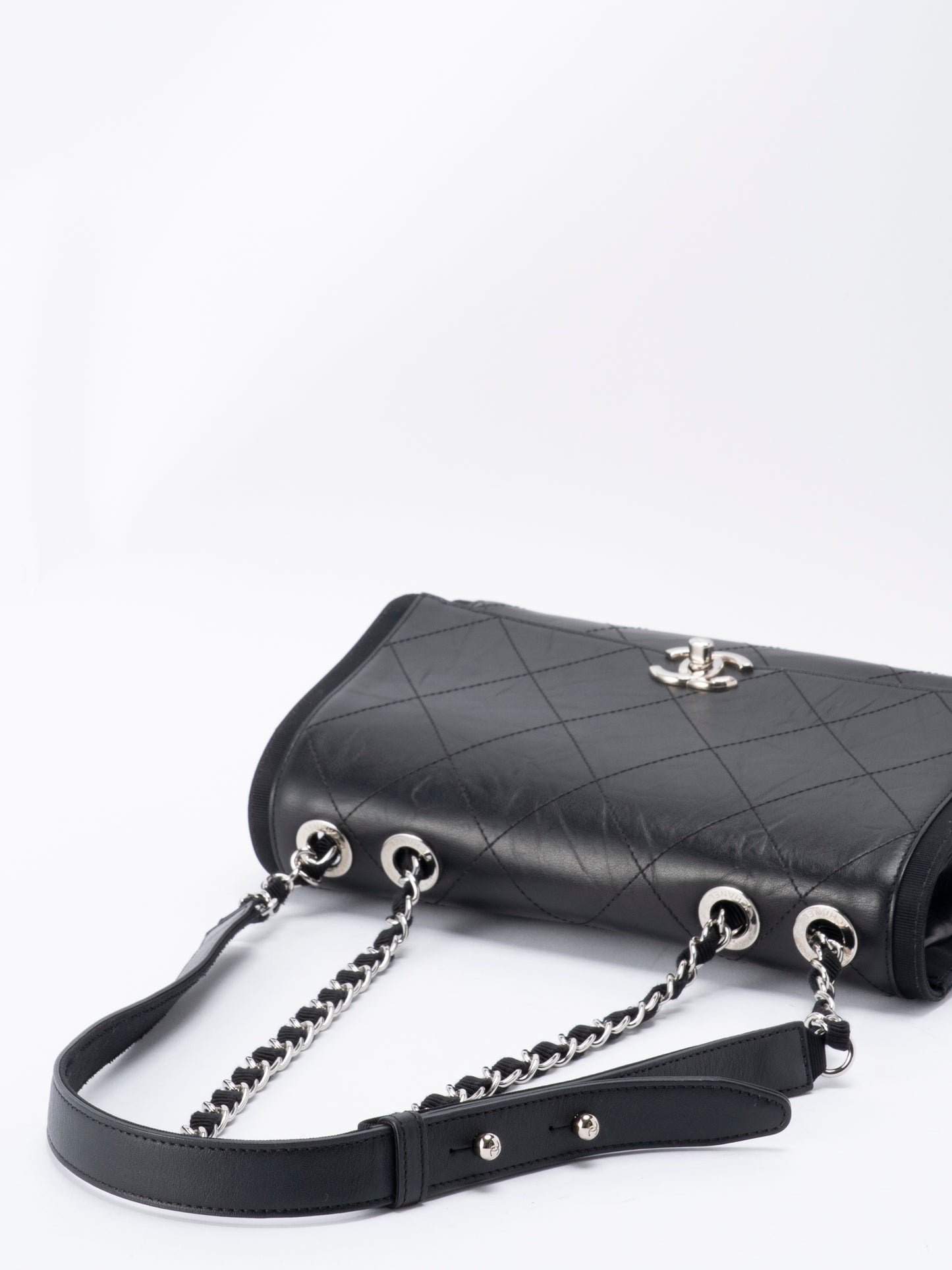 シャネル マトラッセ シングルフラップチェーンショルダーバッグ カーフスキン ブラック シルバー金具