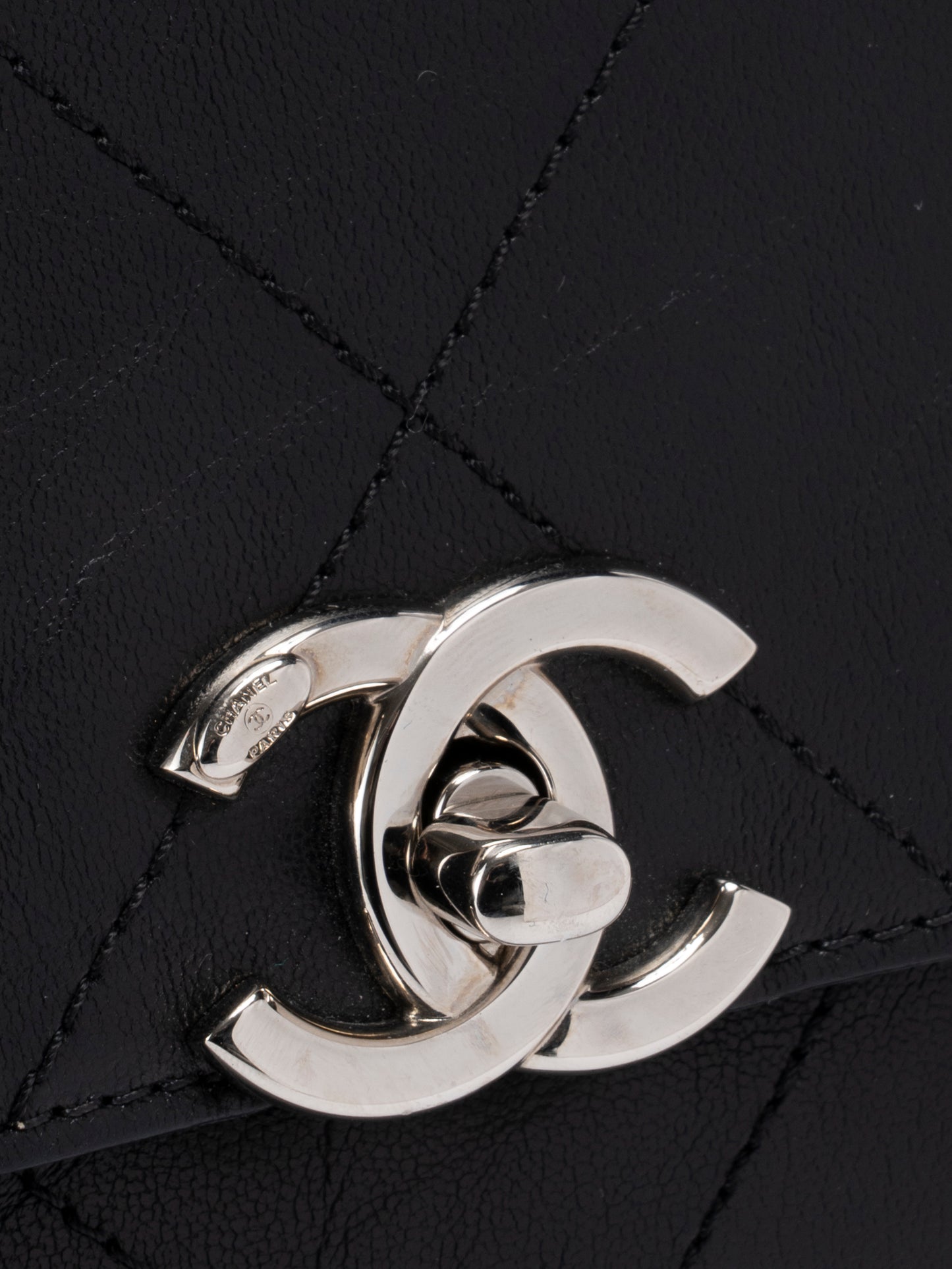 シャネル マトラッセ シングルフラップチェーンショルダーバッグ カーフスキン ブラック シルバー金具
