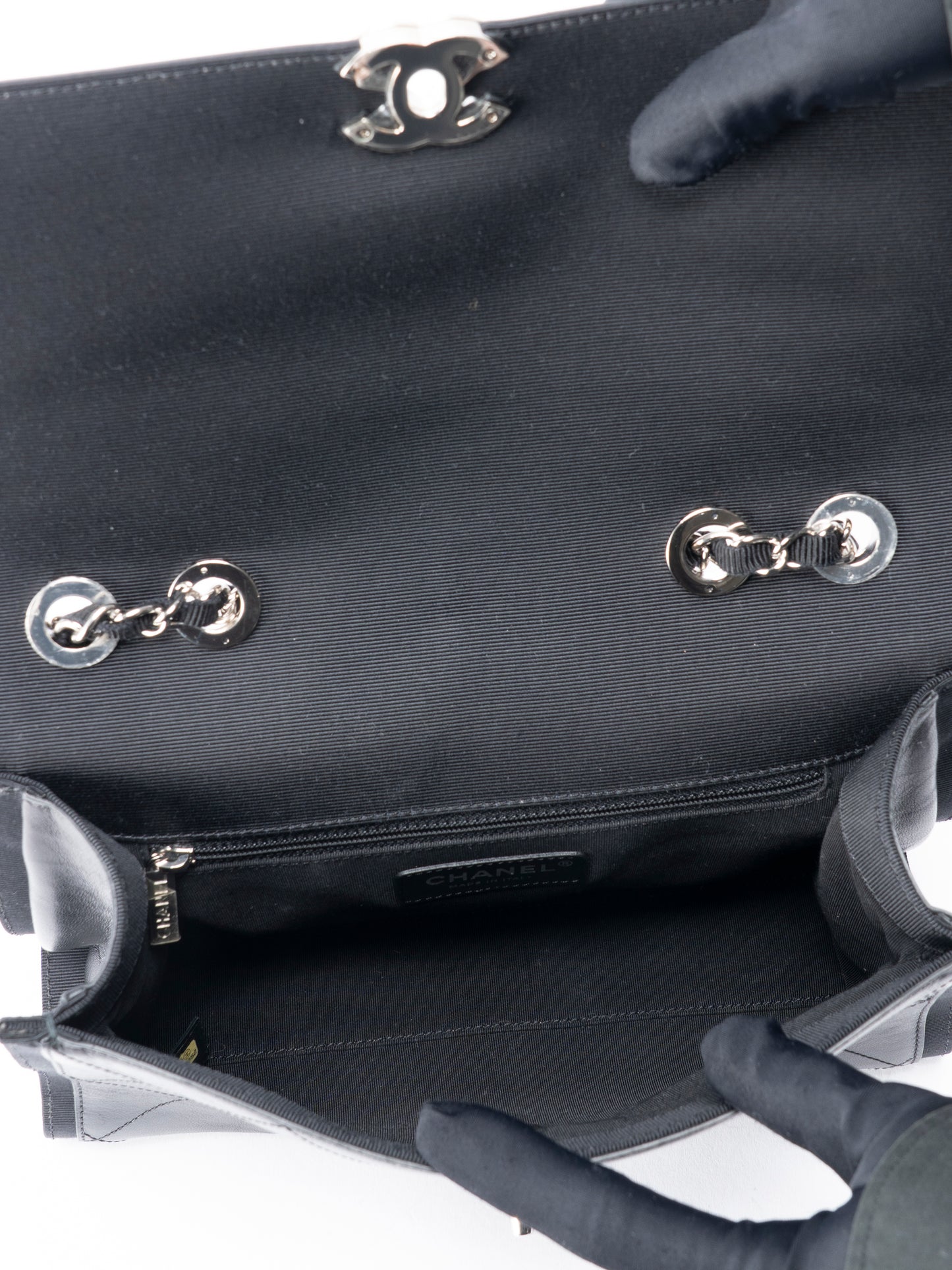 シャネル マトラッセ シングルフラップチェーンショルダーバッグ カーフスキン ブラック シルバー金具