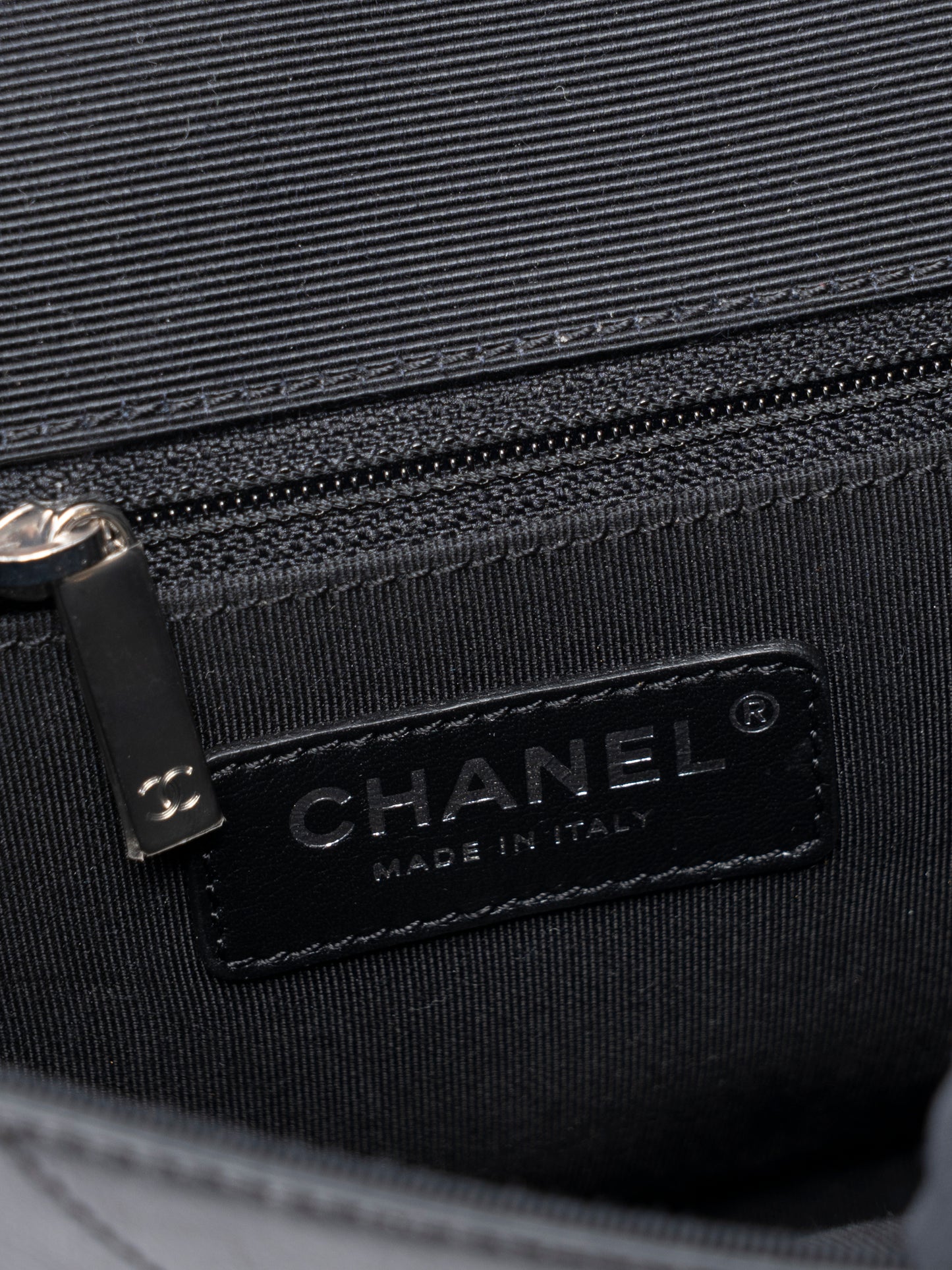 シャネル マトラッセ シングルフラップチェーンショルダーバッグ カーフスキン ブラック シルバー金具