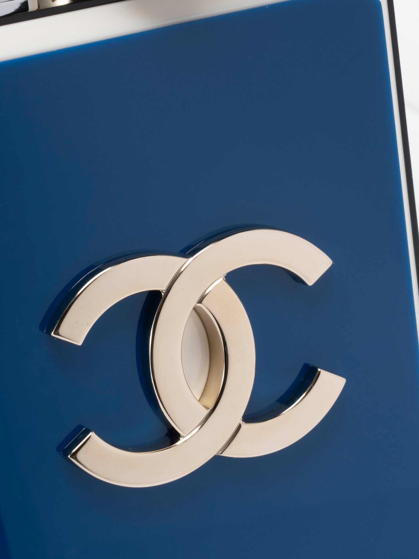 シャネル 香水ボトルチェーンイブニングバッグ チェーンショルダーバッグ シリアルプレート プレキシガラス エナメル マルチカラー ゴールド金具