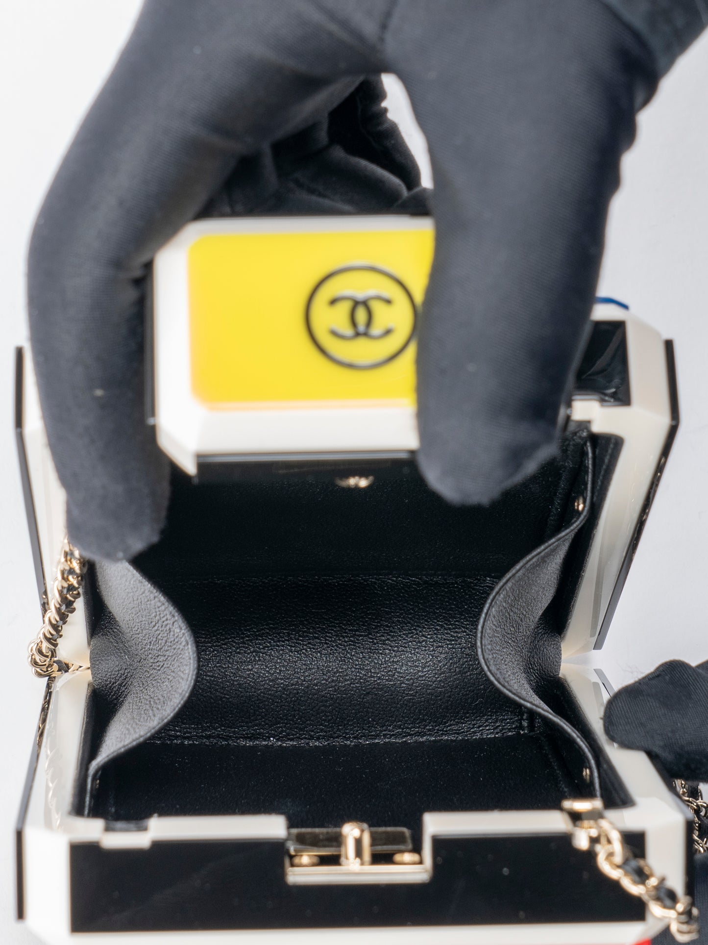 シャネル 香水ボトルチェーンイブニングバッグ チェーンショルダーバッグ シリアルプレート プレキシガラス エナメル マルチカラー ゴールド金具