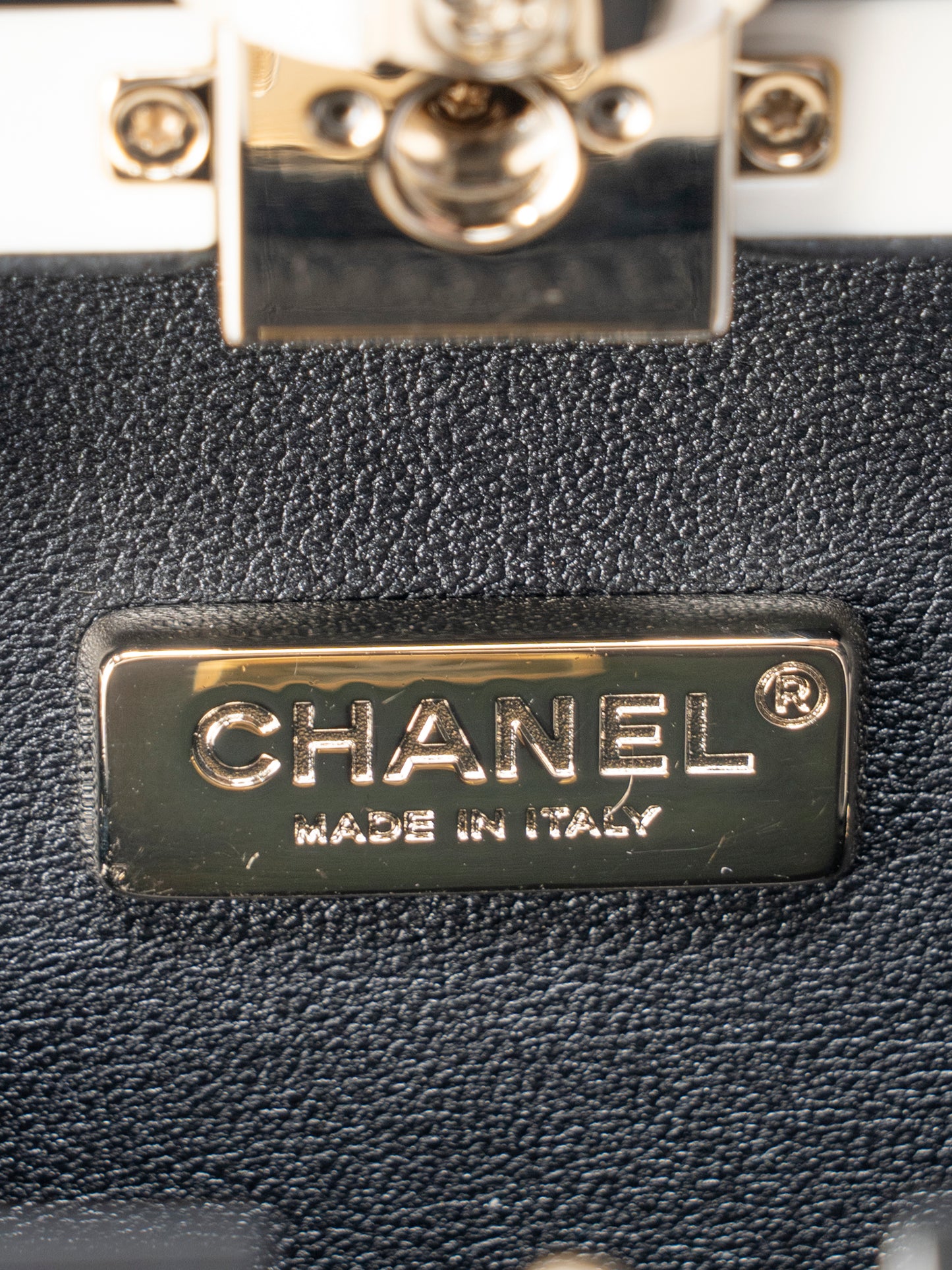 シャネル 香水ボトルチェーンイブニングバッグ チェーンショルダーバッグ シリアルプレート プレキシガラス エナメル マルチカラー ゴールド金具