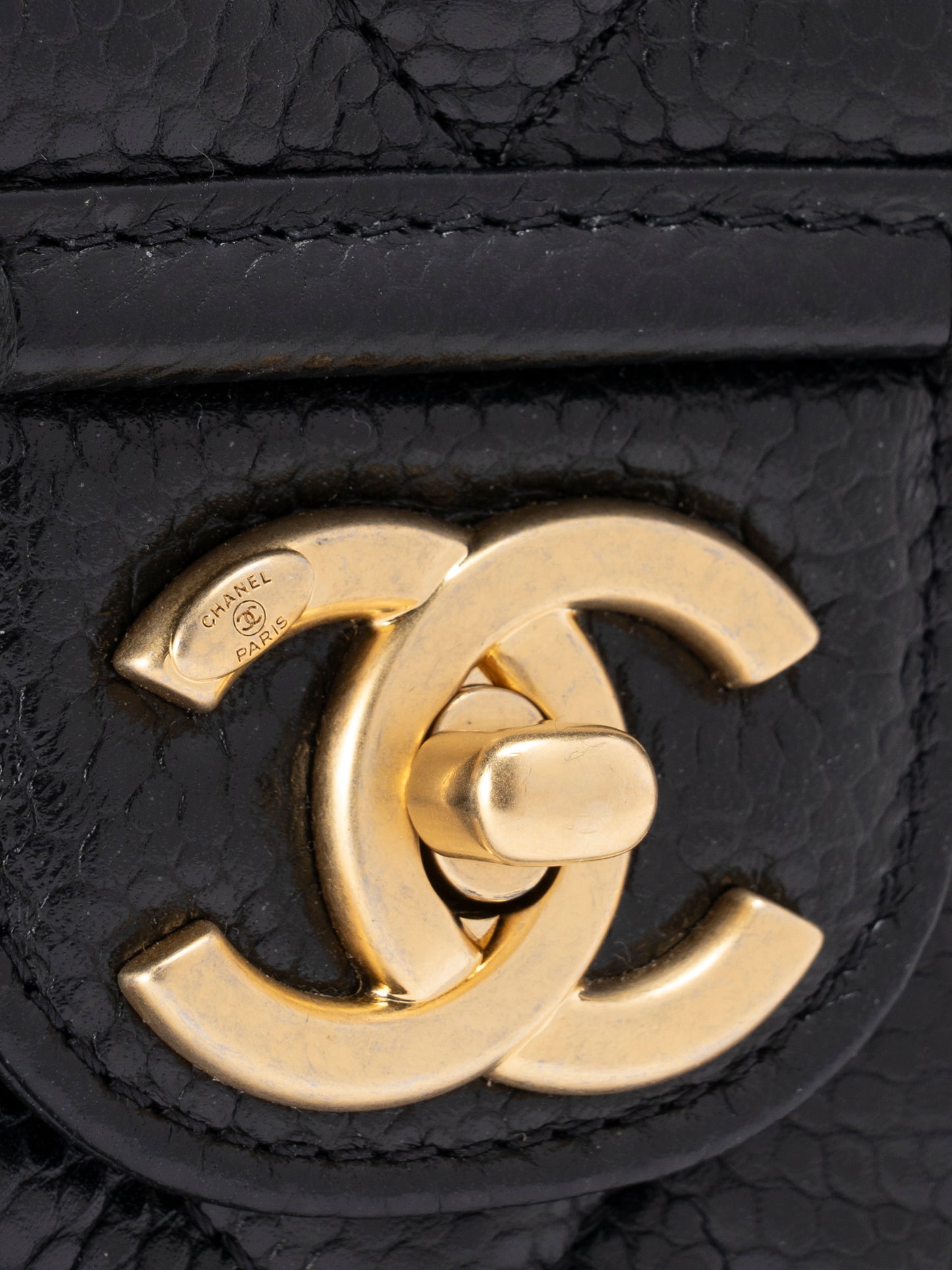 シャネル ミニフラップ トップハンドル2WAYショルダーバッグ キャビアスキン シリアルプレート ブラック ゴールド金具
