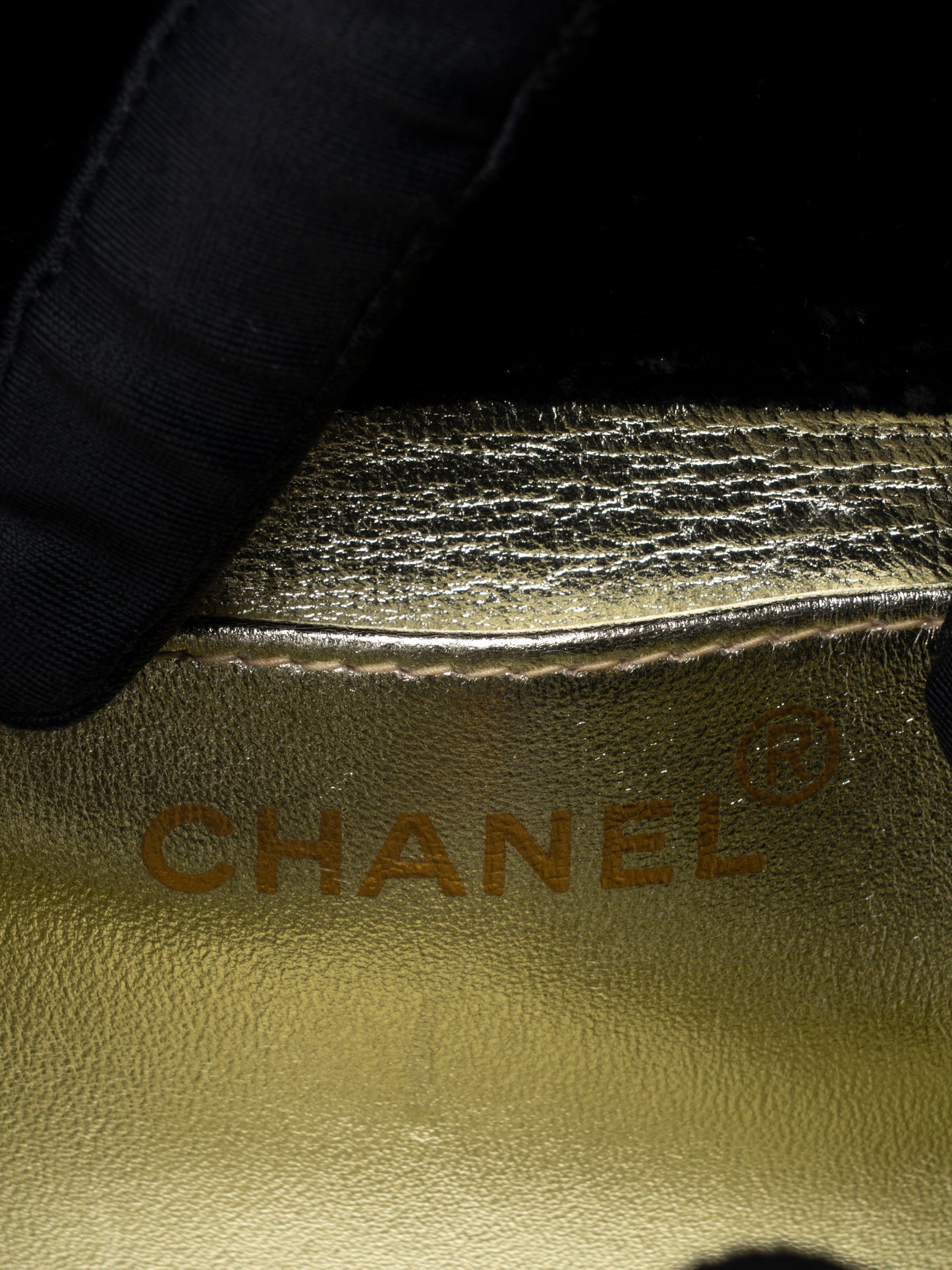 シャネル マトラッセ チェーンショルダーバッグ ベルベット ブラック ゴールド金具