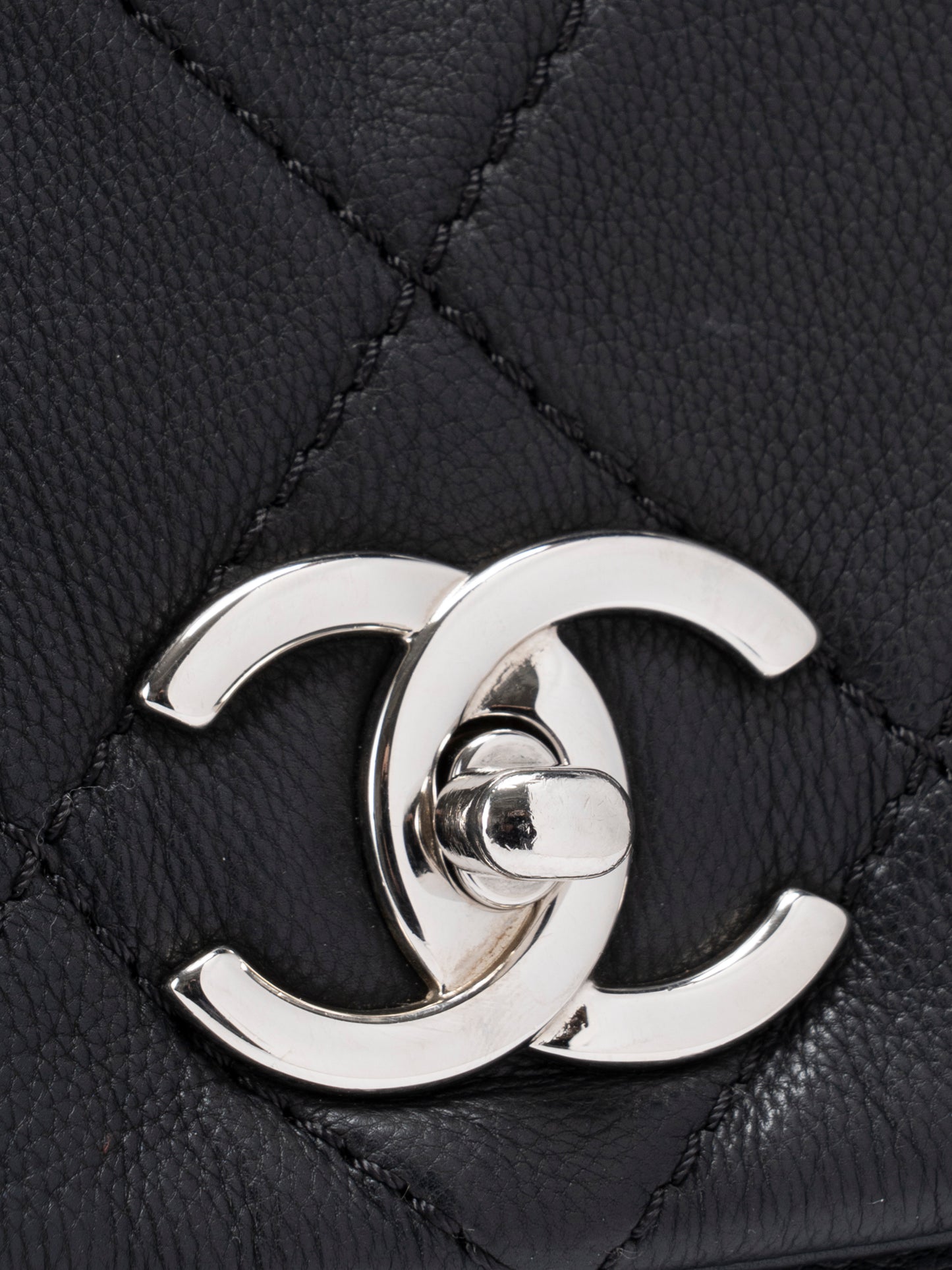 シャネル マトラッセ Wチェーンショルダーバッグ キャビアスキン ブラック シルバー金具