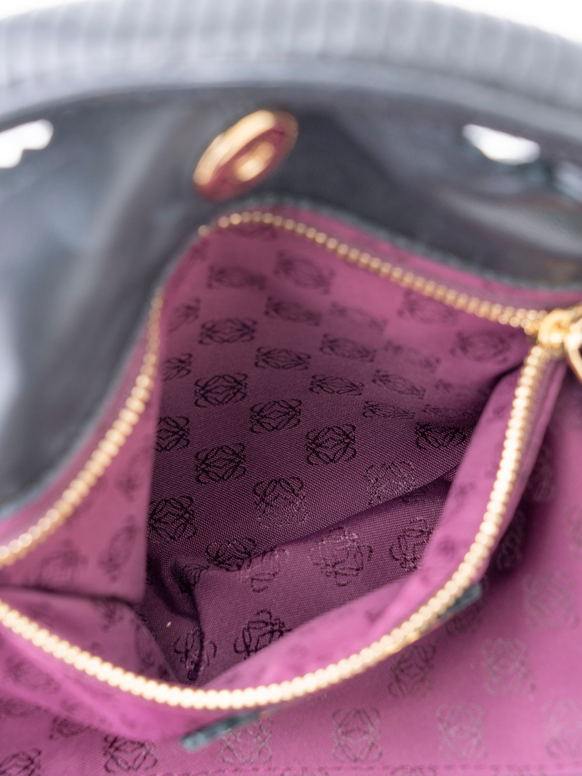 ロエベ アナグラム ナッパアイレ ショルダーバッグ レザー ブラック ゴールド金具